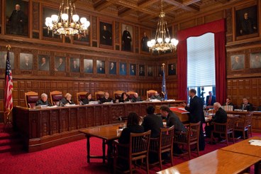 New York Court of Appeals hearing oral arguments, di Tracy Collins e Daniel Case, https://commons.wikimedia.org/wiki/File:New_York_Court_of_Appeals_hearing_oral_arguments.jpg