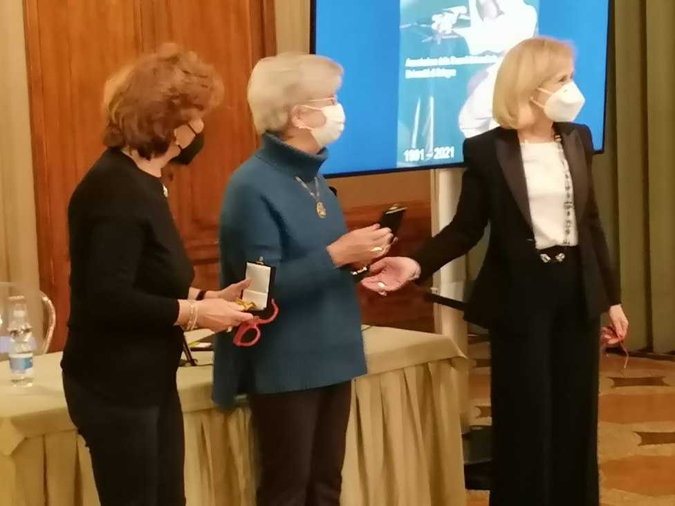 Consegna delle medaglie a due delle socie fondatrici, Laura Guidotti e Paola Monari