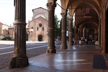 Portici di Bologna, presso piazza Santo Stefano