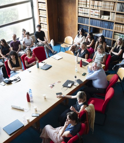 Fotografia del gruppo di ricerca durante un'attività di confronto