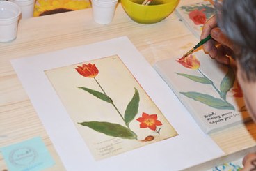 Creazione di una tavoletta in ceramica con illustrazione aldrovandiana di un fiore