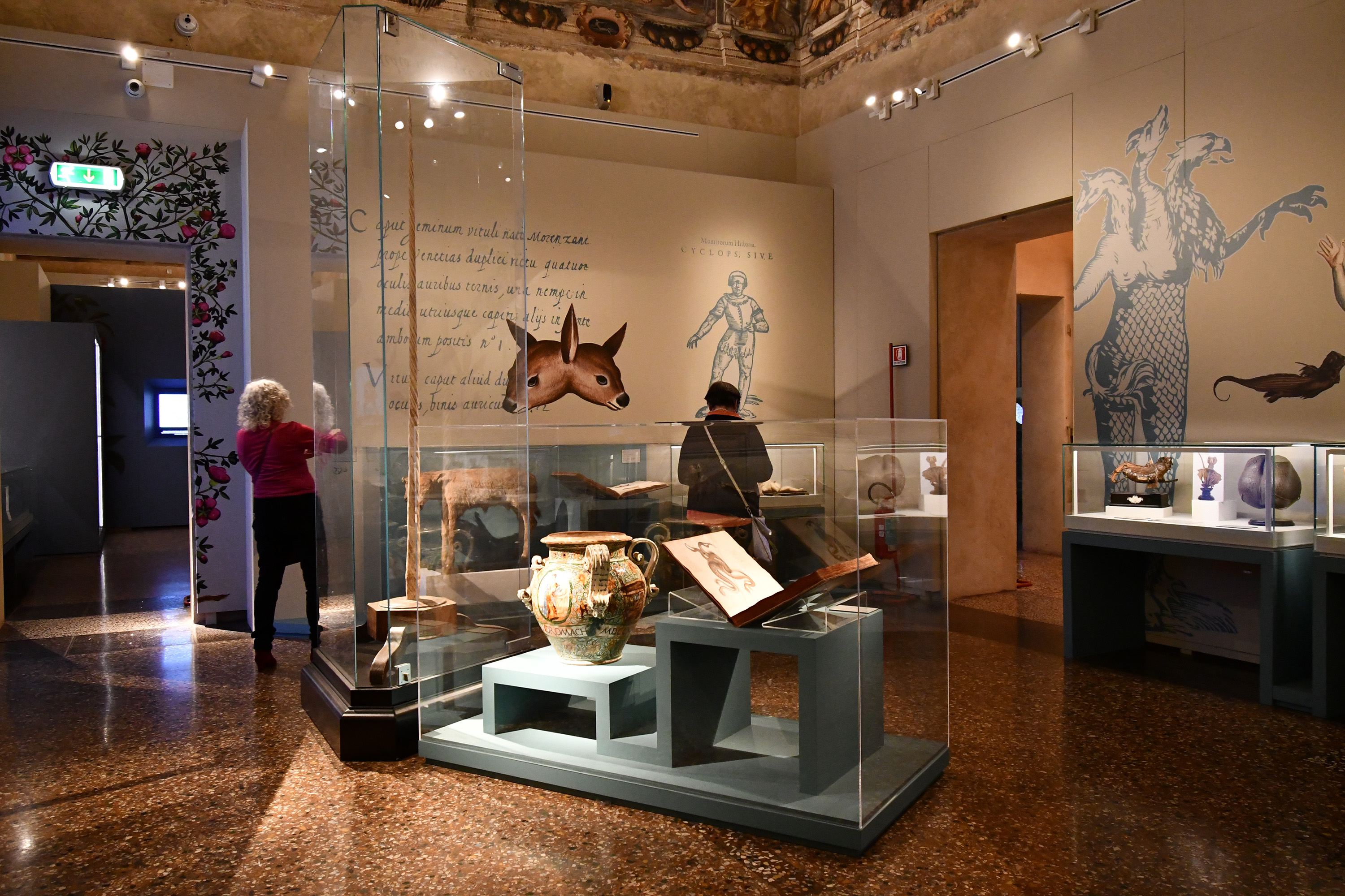 Visitatori alla mostra "L'altro Rinascimento"