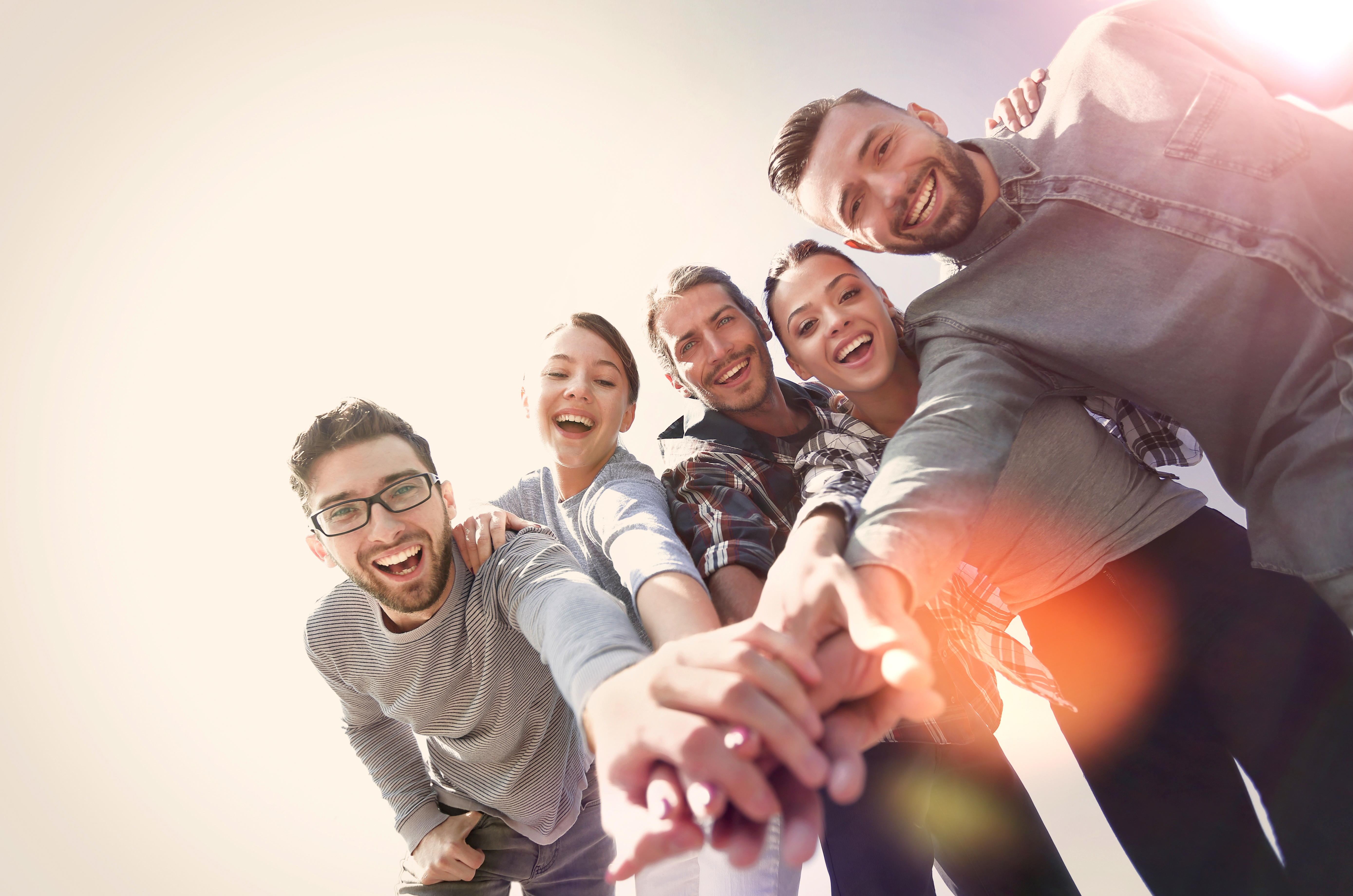 persone sorridenti in cerchio