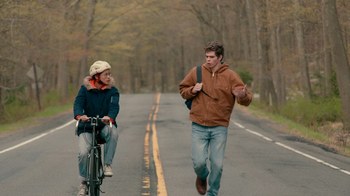 I protagonisti di The Half of It, Ellie e Paul, percorrono la strada verso casa insieme, lei in bicicletta e lui che le corre accanto. Chiara Veccia per Canada Usa