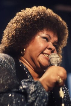 Etta James canta intensamente