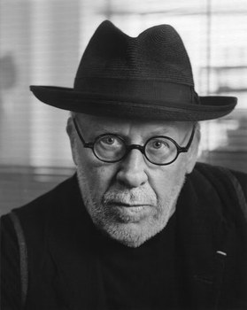 foto primo piano di Joseph Kosuth con cappello e occhiali, bianco e nero. Chiara Veccia per Redazione CanadaUsa