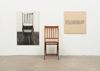 One and three Chairs, opera di Joseph Kosuth consistente in una sedia, nella sua fotografia e nella sua rappresentazione testuale. Chiara Veccia per Redazione CanadaUsa.