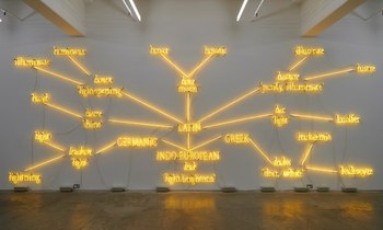 opera di Joseph Kosuth che consiste in scritte al led di colore giallo oro collegate tra loro su un muro a formare una sorta di albero. Chiara Veccia per Redazione CanadaUsa