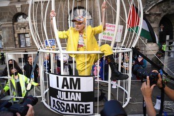 VivienneWestwwod_libertàstampa_JulianAssange_SusannaLuppi_CanadaUsa