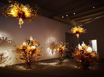 Foto della Fondazione Giorgio Cini e della mostra dedicata allo Studio Glass americano e al suo legame con Murano e Venezia: Il Laguna Murano Chandler di Dale Chiluly esposto. Chiara Veccia per Redazione CanadaUsa