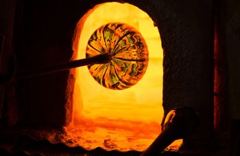 foto di opera in vetro che sta per essere introdotta nella fornace accesa. Chiara Veccia per Redazione CanadaUsa