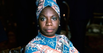 Nina Simone in un turbante blu africano