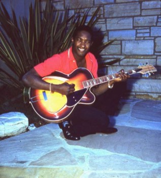 Sam Cooke suona chitarra