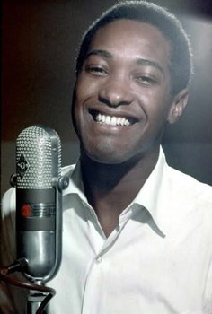 Sam Cooke che sorride al microfono
