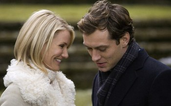 Cameron Diaz e Jude Law che sorridono con vestiti invernali