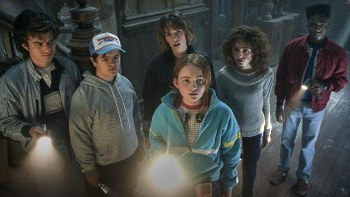 Max, Dustin, Steve, Lucas, Robin e Nancy con torce in mano
