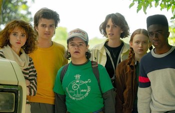Max, Dustin, Steve, Lucas, Robin e Nancy all'esterno