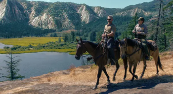 Personaggi Untamed a cavallo con sfondo Yosemite