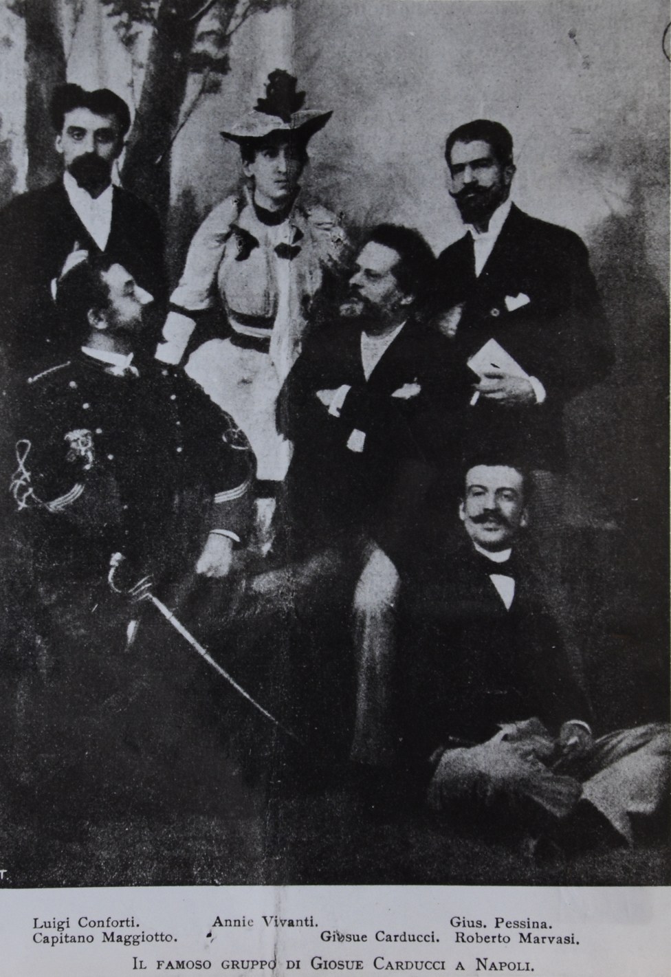 G. Carducci con gruppo di amici a Napoli [1891]