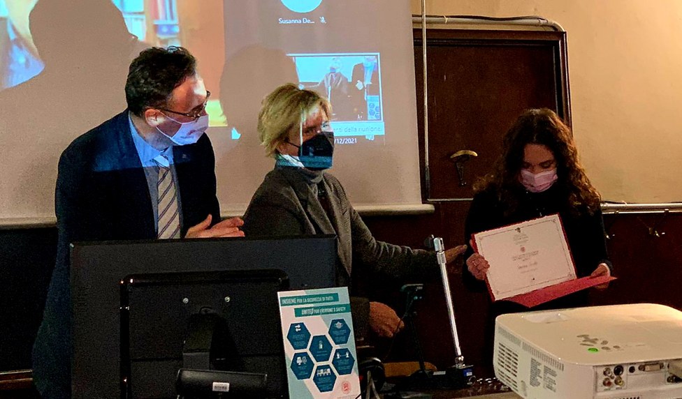 Il Presidente Andrea Ceccherelli e la Prorettrice al Public Engagement Maria Letizia Guerra con Simona Cocchi - Premio per Poeti Inediti 2021
