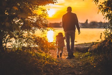 Papà e figlia mano nella mano