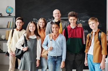 Classe, Foto di Max Fischer: https://www.pexels.com/it-it/foto/3-donne-e-2-uomini-in-piedi-e-sorridenti-5212352/