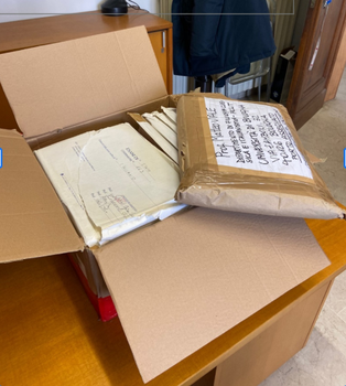 Uno scatolone con le prove di maturità