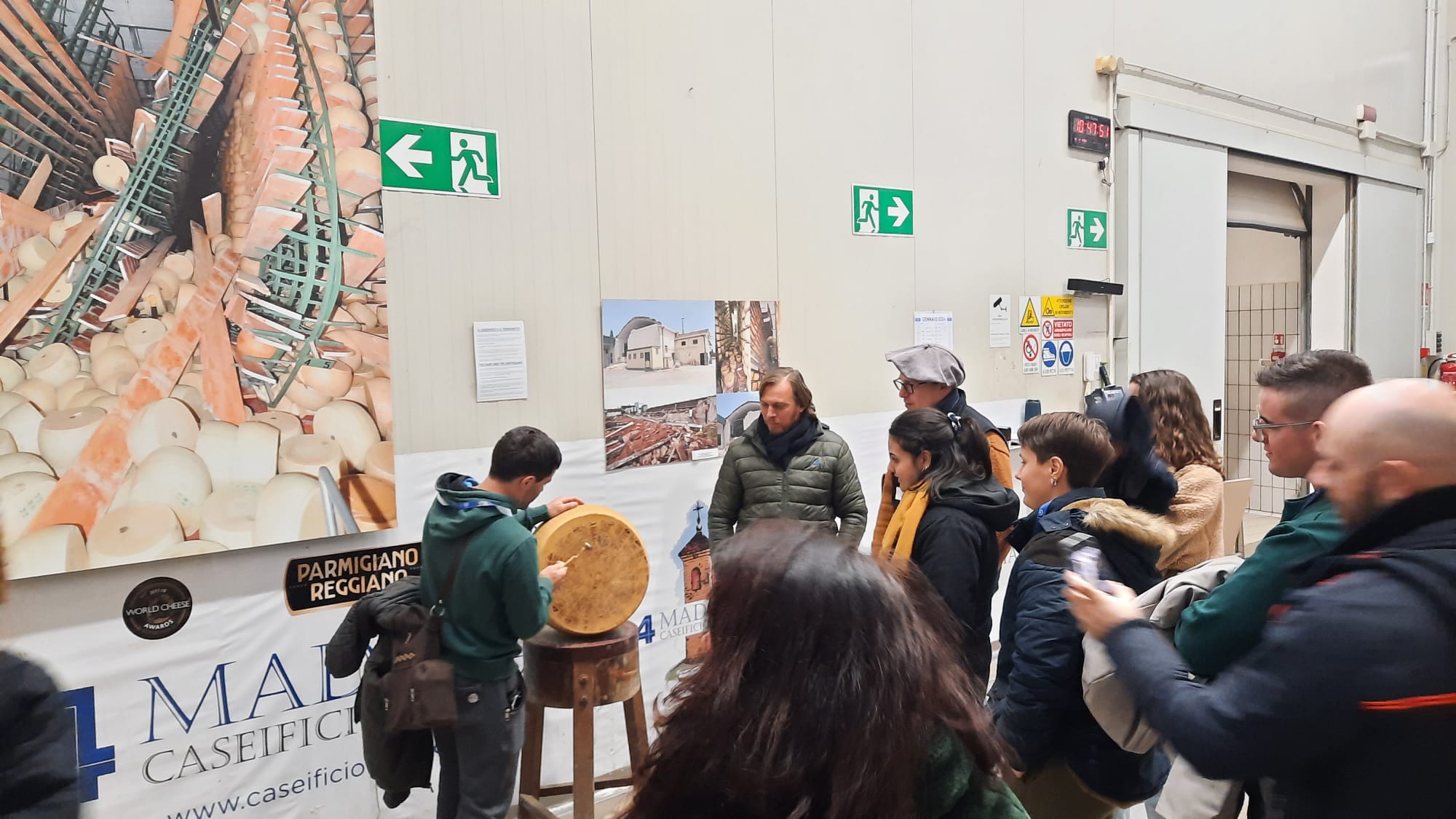 Visita presso caseificio di produzione del formaggio Parmigiano Reggiano DOP - Caseificio 4 Madonne