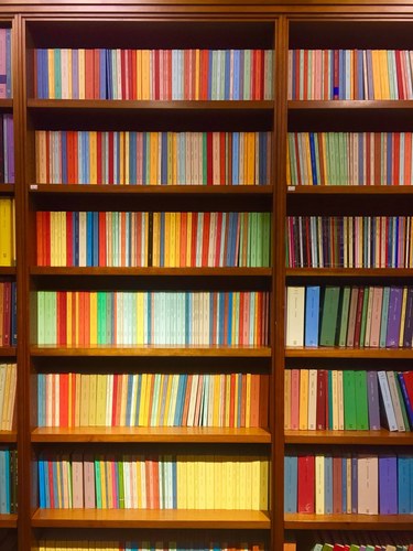 Scaffale con libri colorati: Cognosco in Libricolor. Libreria Coop Zanichelli. UniboLife 2018  Foto di Simone Friggieri