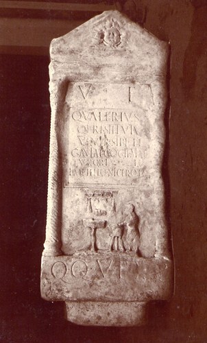 CIL XI, 6832: V(ivus) f(ecit) | Q(uintus) Valerius | Q(uinti) l(ibertus) Restitutus | VIvir sibi et | Gaviae Cogitatae | uxori et | L(ucio) Metell(i)o Niceroti | q(uo)q(uo)v(ersus) p(edes) XX © Corpus Inscriptionum Latinarum – BBAW