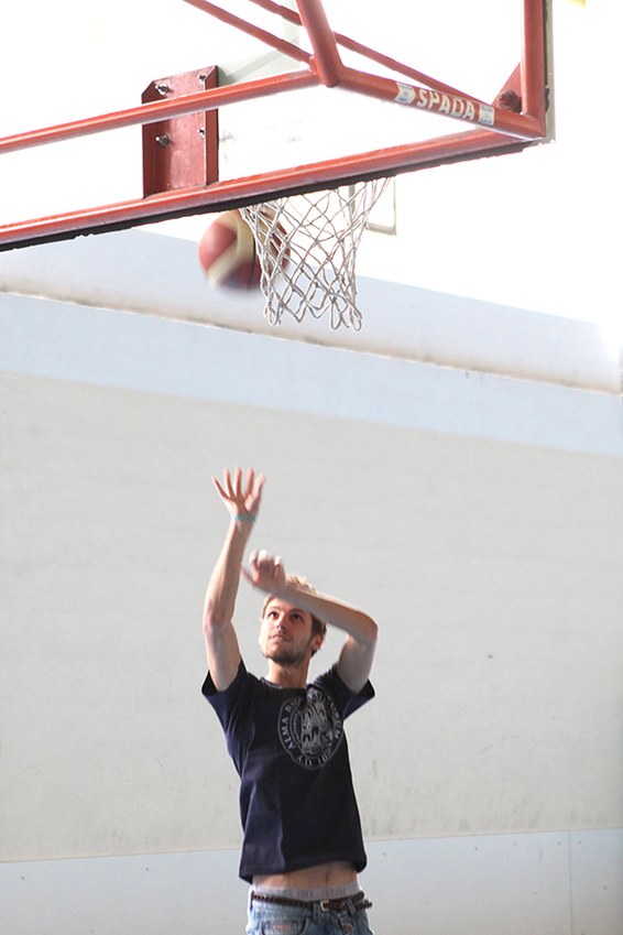 Immagine di un ragazzo che gioca a basket