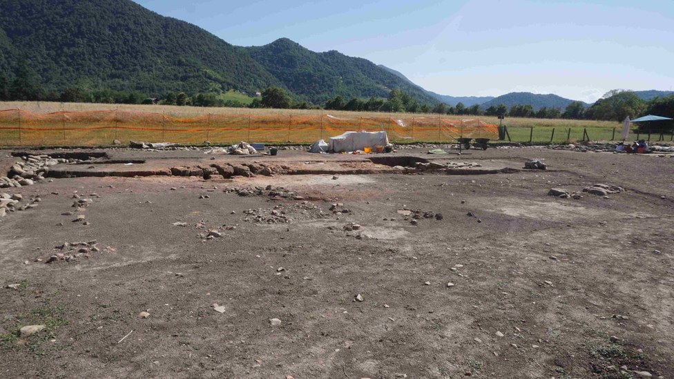 Vista della fornace romana nel piazzale del tempio