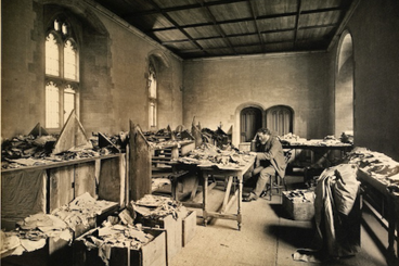 Solomon Schechter alle prese con i documenti della Geniza, circa 1895.