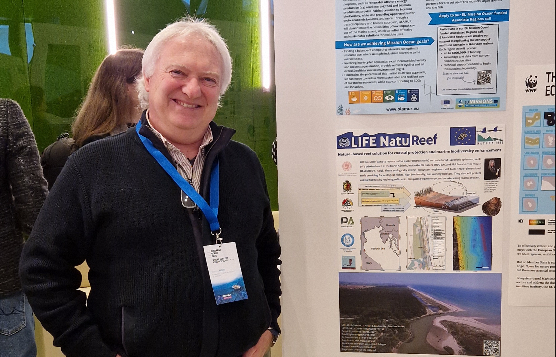 Il coordinatore di LIFE NatuReef a fianco del poster