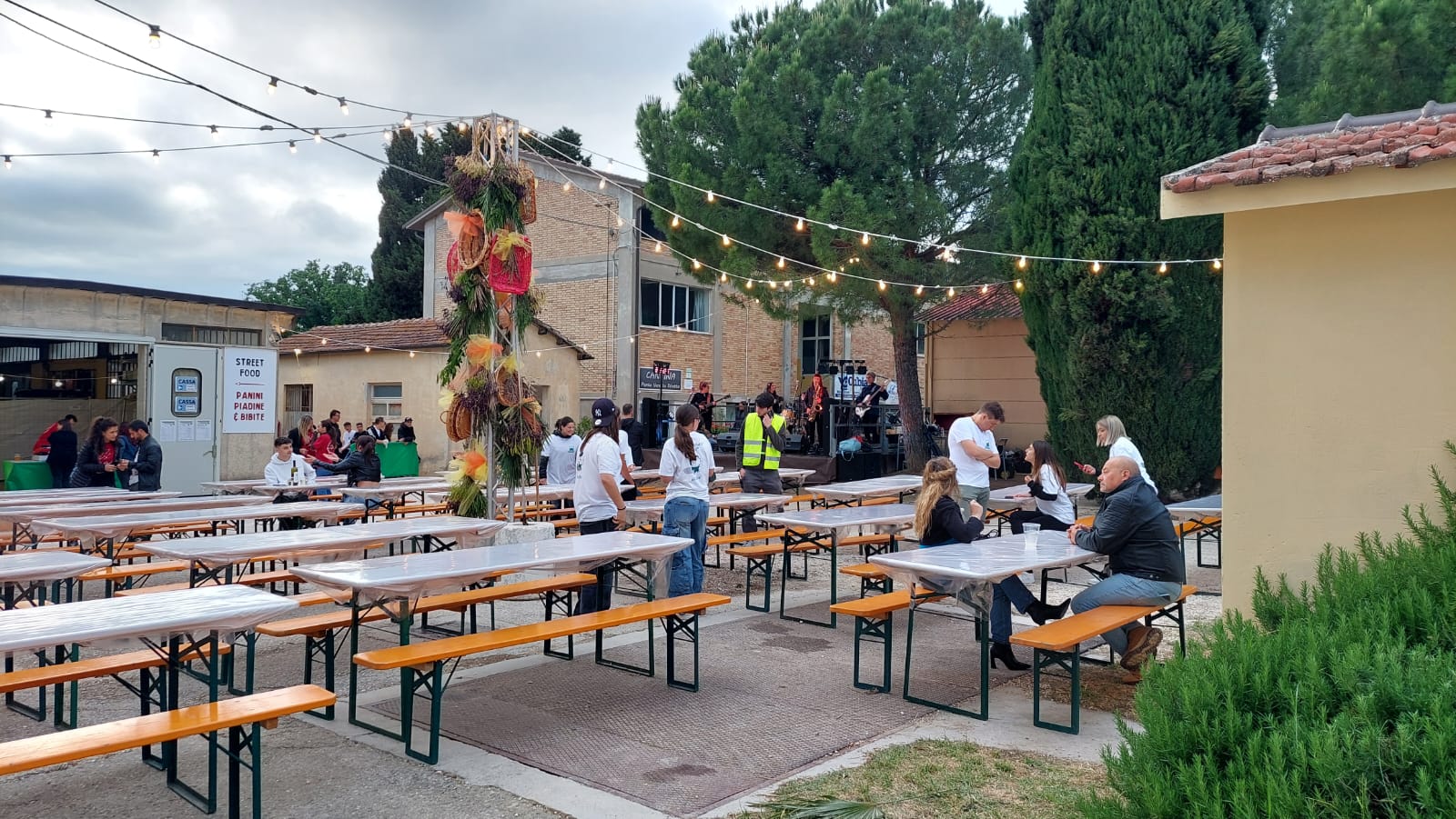 Foto della scuola durante la festa