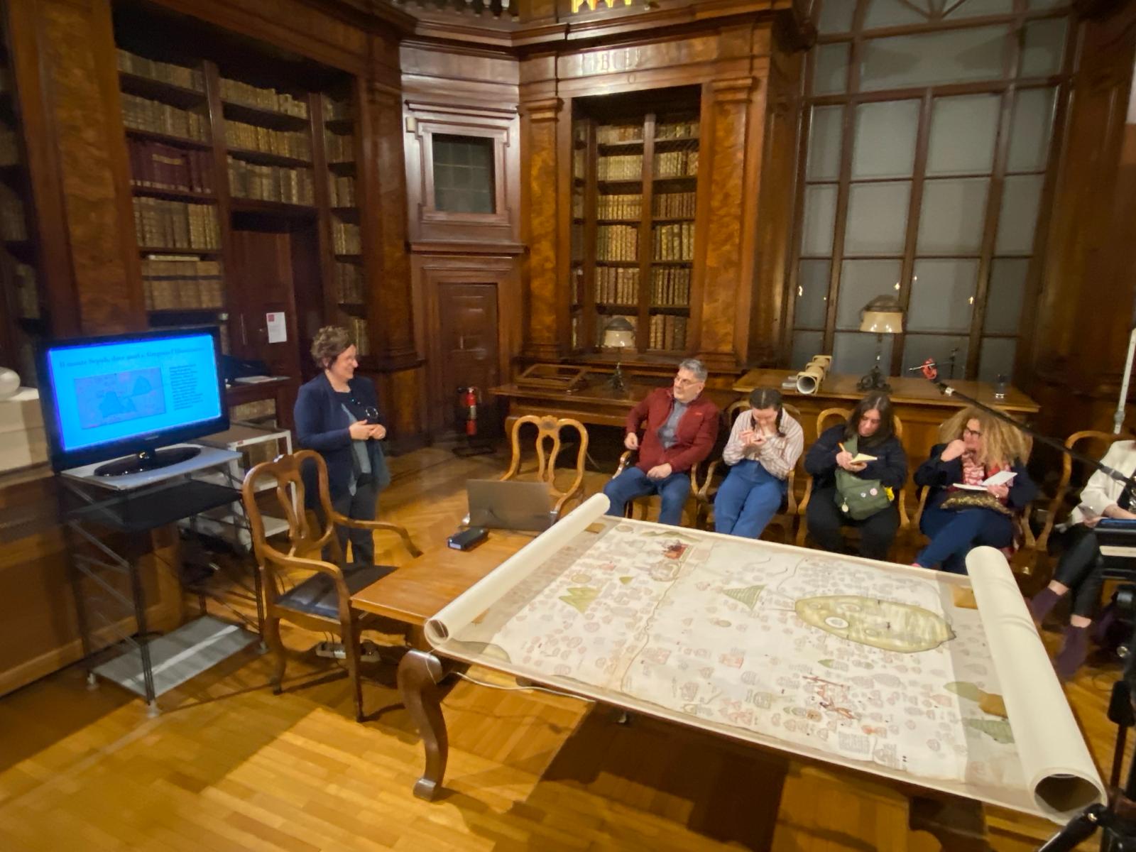 Anna Sirinian presenting the Armenian map at the BUB in Bologna