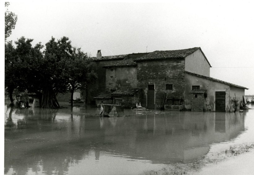 Flood. Repair of the Sillaro embankment