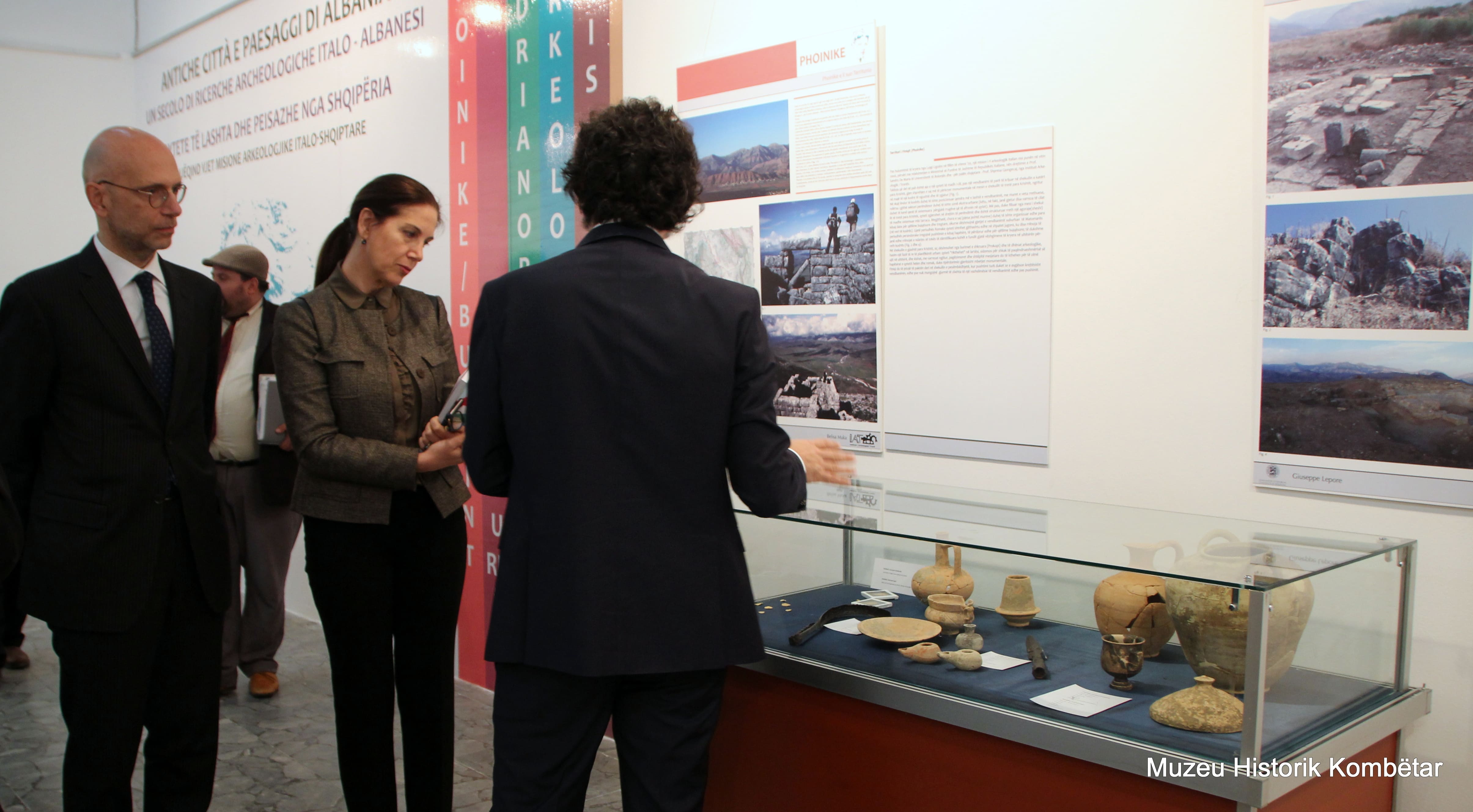 Presentazione di alcuni reperti funerari all'allora Ministra della Cultura albanese Mirela Kumbaro e a S.E. l'Ambasciatore italiano in Albania Alberto Cutillo