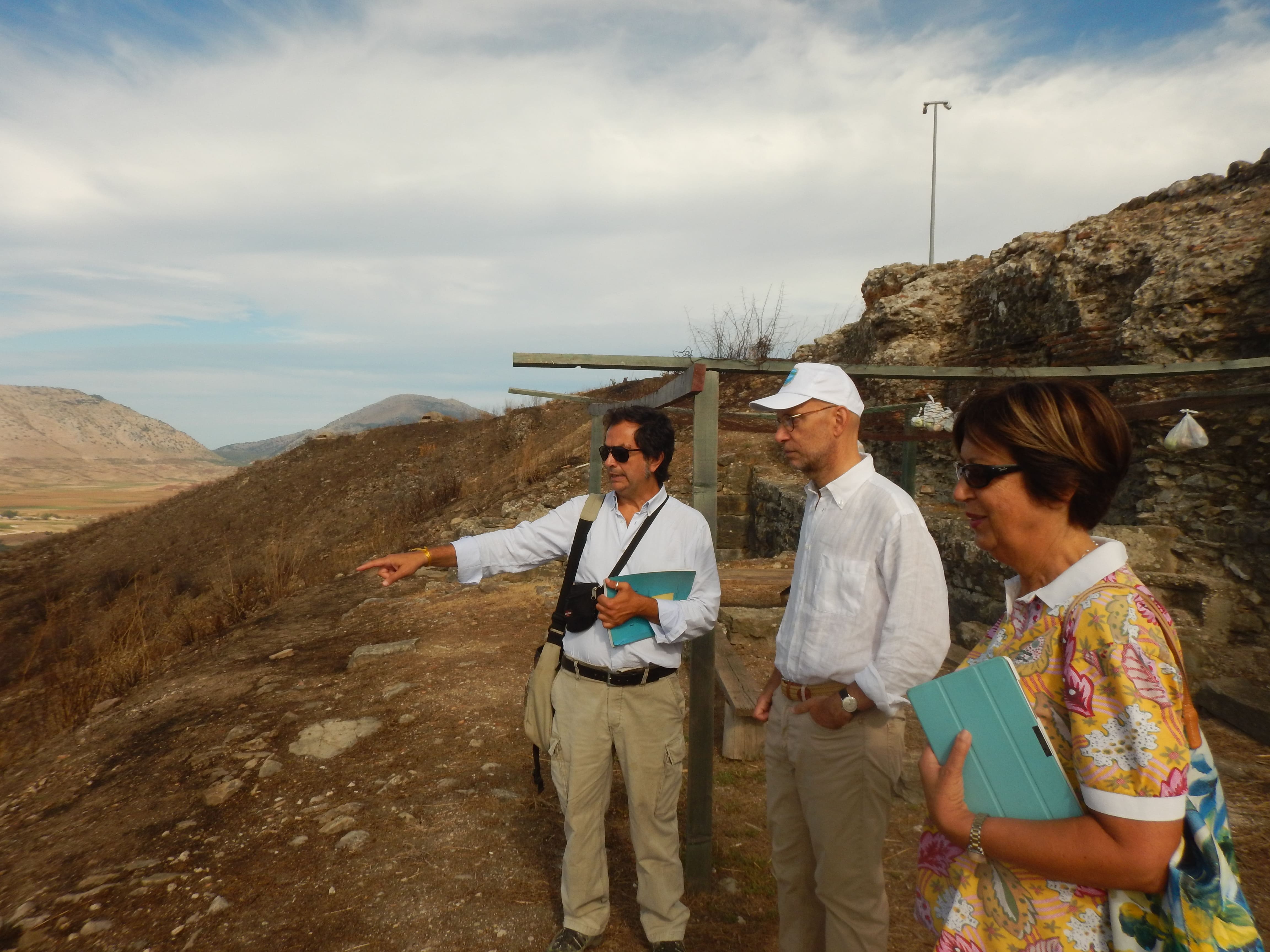 Visita di S.E. l'Ambasciatore italiano in Albania Alberto Cutillo e Adriana Frisenna (allora Direttrice dell'Istituto Italiano di Cultura di Tirana)