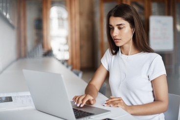 Giovane studente che studia al computer portatile