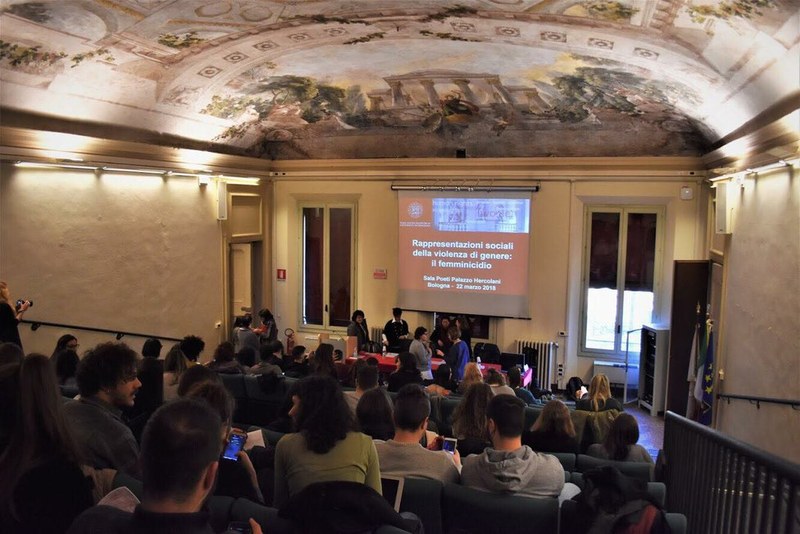 Fotografia della sala Poeti di Palazzo Hercolani a Bologna: dall'alto con persone del pubblico di spalle
