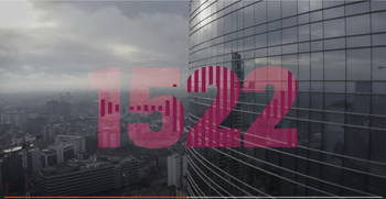 Screenshot di un passaggio dello spot in cui si mostra in grande 1522 in ambiente urbano