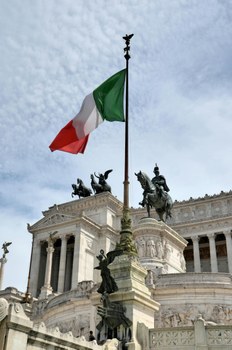 palazzo roma con bandiera italiana