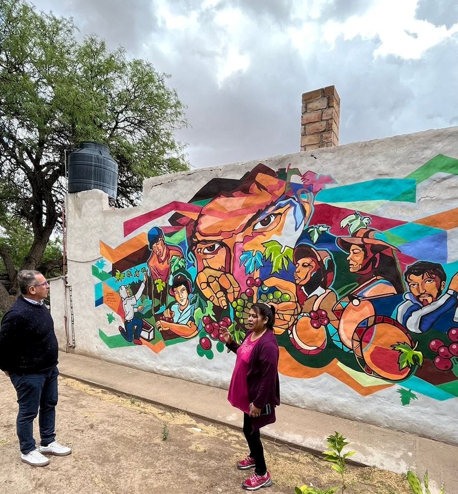 Visit to the winemakers of Los Valles Calchaquies. Vertientes Tintas winery, managed by Jorgelina Pastrana. The Mural represents the contribution of each member of the family to the cultivation of the land and the production of wine.