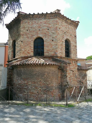 Battistero degli Ariani, Piazzetta degli Ariani