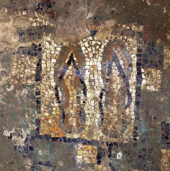Mosaico figurato con sandali