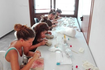 Studenti durante una delle fasi di pulizia degli intonaci