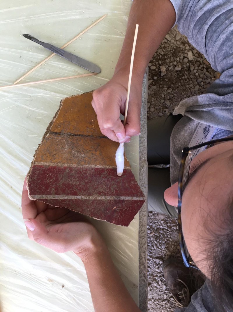 Pulitura degli intonaci in corso
