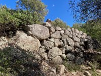 Muraglia con ingresso architravato di Suvegliu