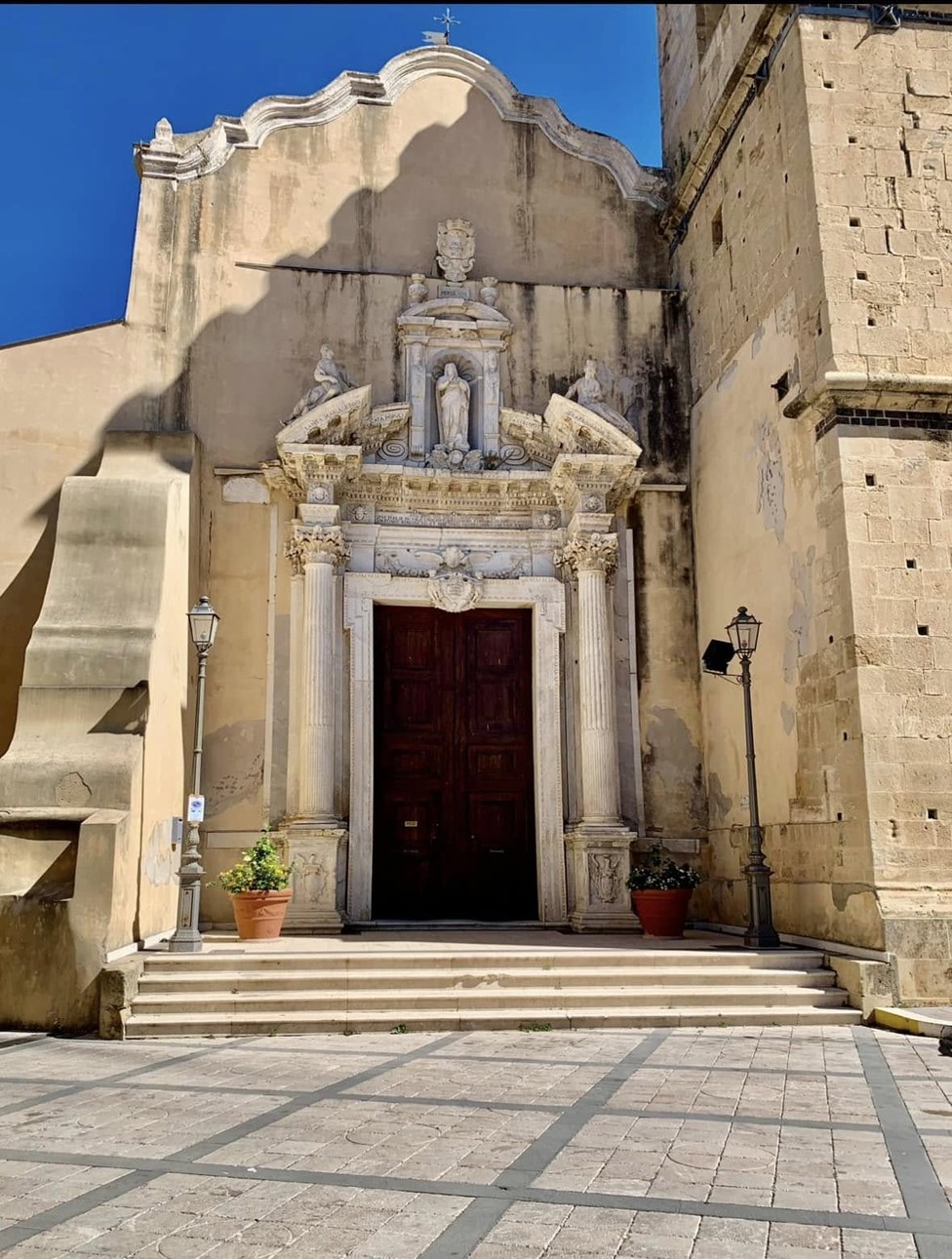 Foto 3: Il maestoso Duomo, cuore storico del paese.